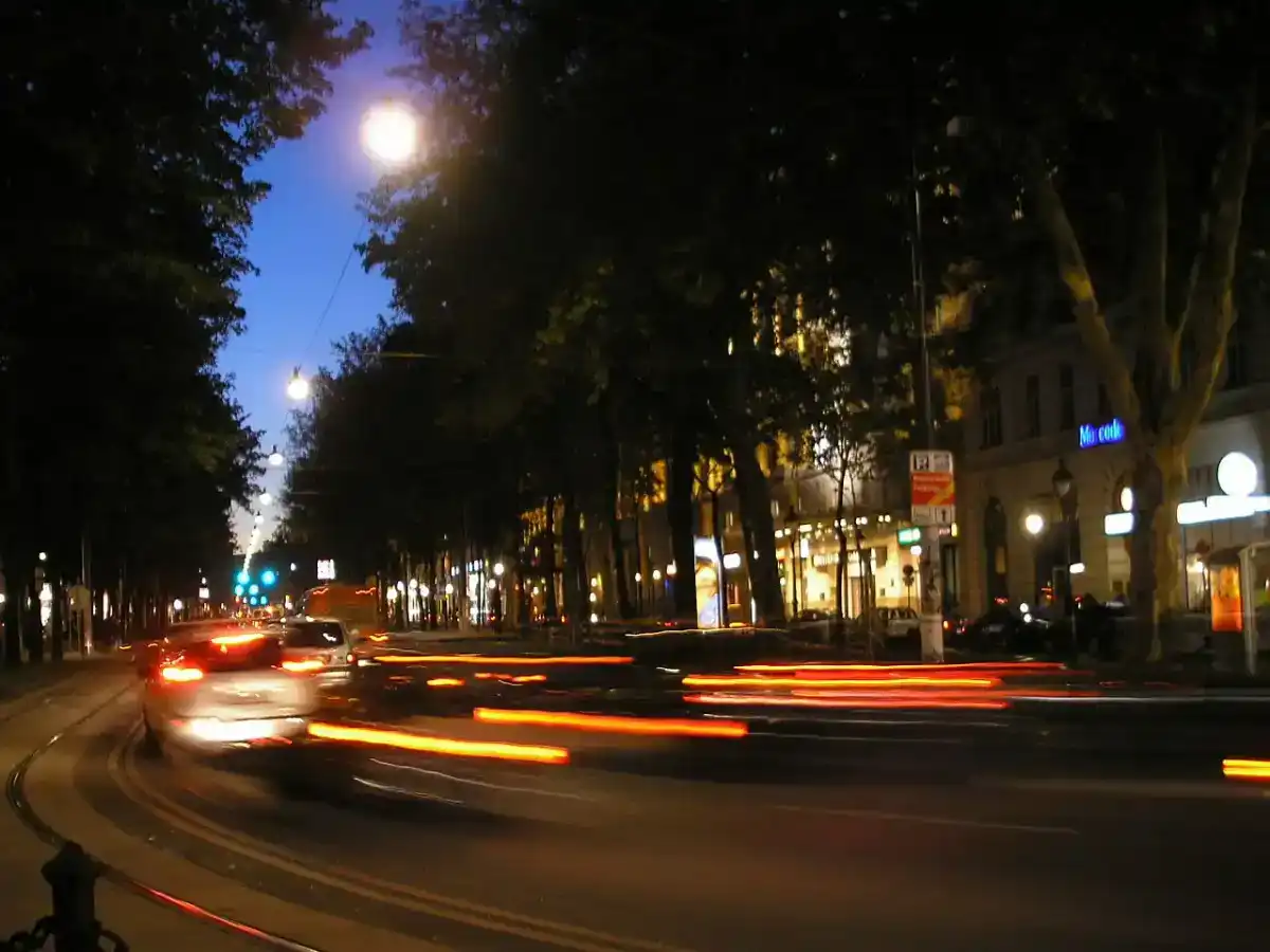 Nächtliche Brücke mit präziser Linienführung