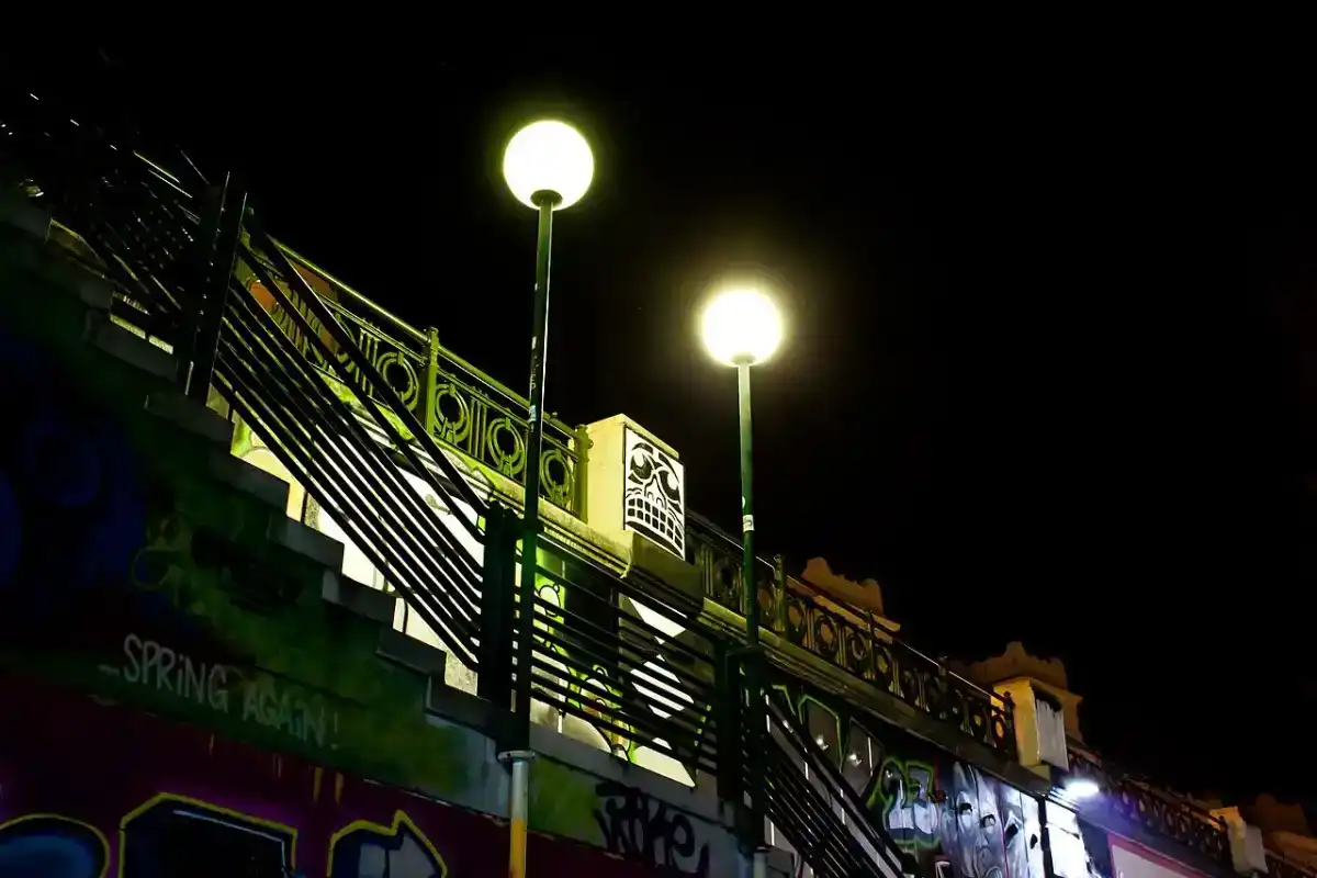 Straßenszene mit gerichteter Beleuchtung, ruhige Schatten